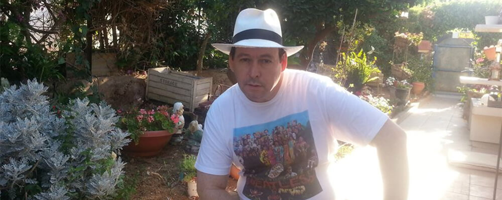 גילי בחצר של חברים