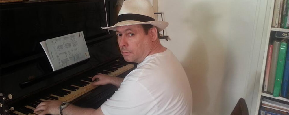 גילי מנגן על פסנתר